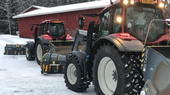 Kaksi traktoria lumenauraustöissä